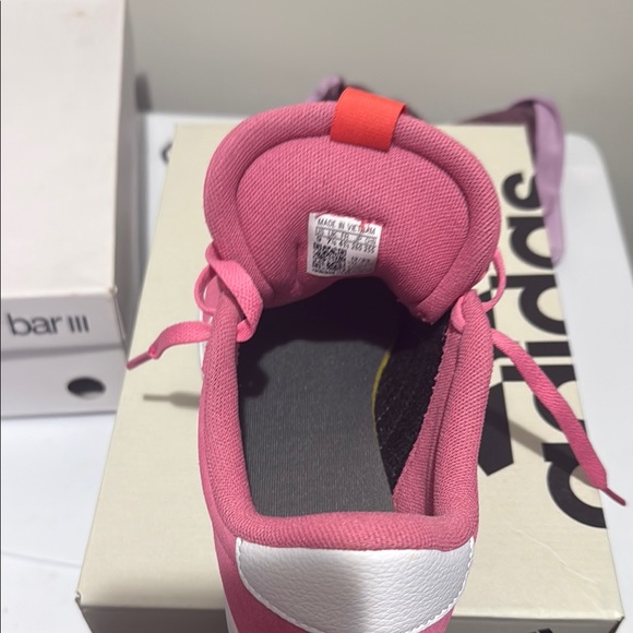 Adidas Pink Sneakers with Classic Low-Top Design - Picture 3 of 7